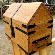 COFFRE POINTU CLOUTE